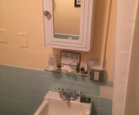 Rockwood Motor Court — Bathroom