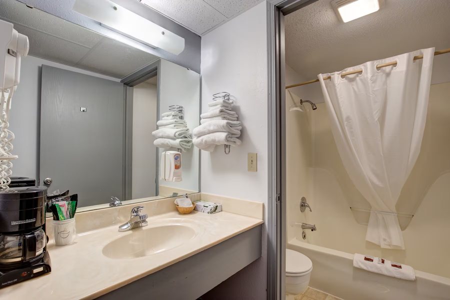Rockwood Resort — Bathroom