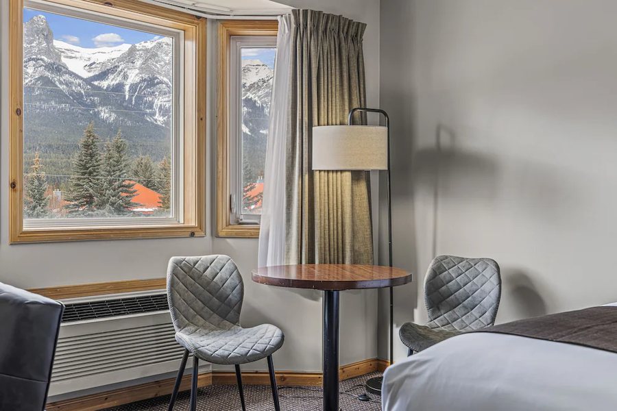 Rocky Mountain Inn — Guest room