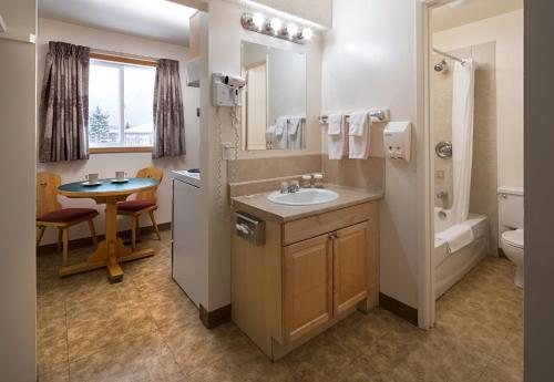 Rocky Mountain Lodge — Bathroom