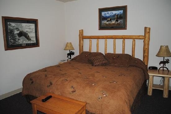 Rocky Mountain Lodge — Guest room