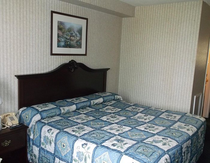 Rodeway Inn Amish Country — Guest room