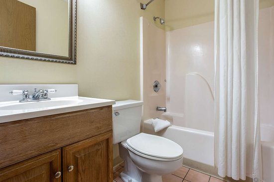 Rodeway Inn — Bathroom