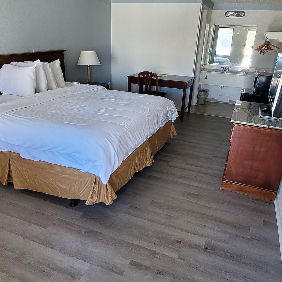 Rodeway Inn — Guest room