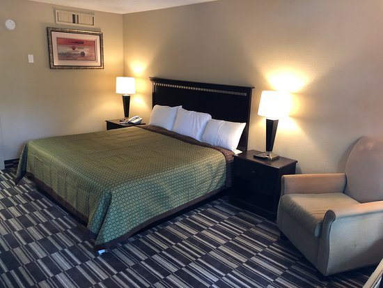 Rodeway Inn Bristol Near State Street — Guest room
