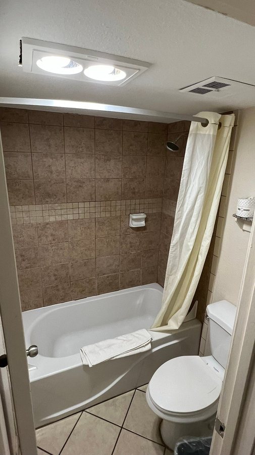 Rodeway Inn Broken Bow Hochatown — Bathroom