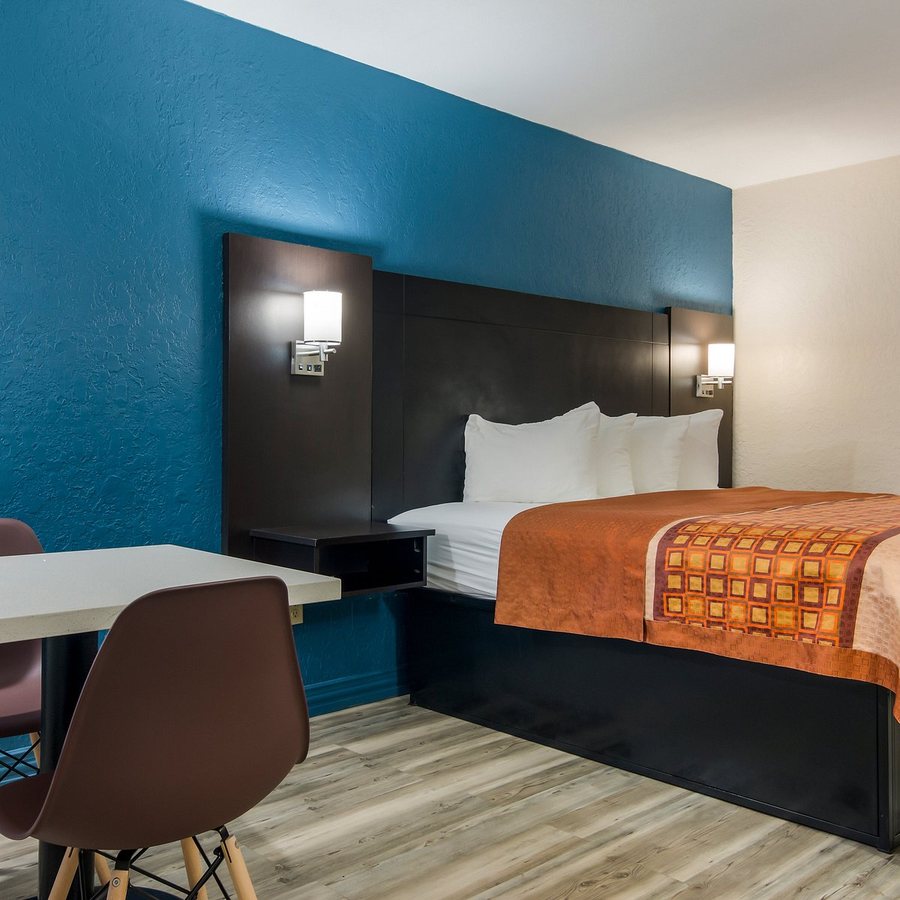 Rodeway Inn Broken Bow Hochatown — Guest room