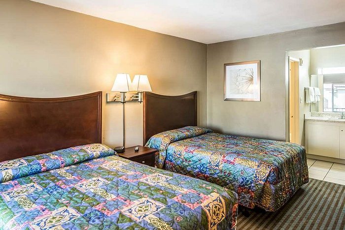 Rodeway Inn — Guest room