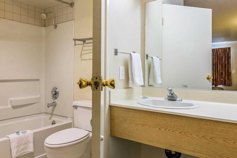 Rodeway Inn Canoga Park Los Angeles California — Bathroom