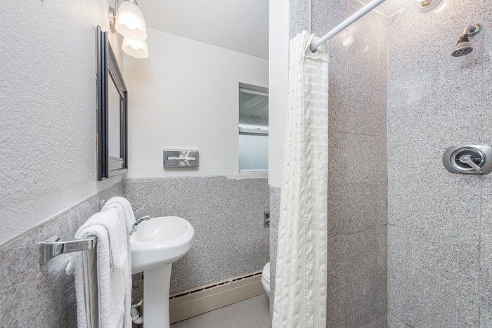 Rodeway Inn Chicago Evanston Chicago Illinois — Bathroom