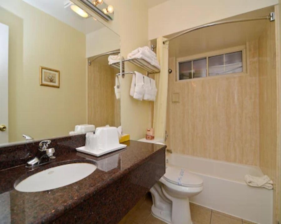 Rodeway Inn Civic Center — Bathroom