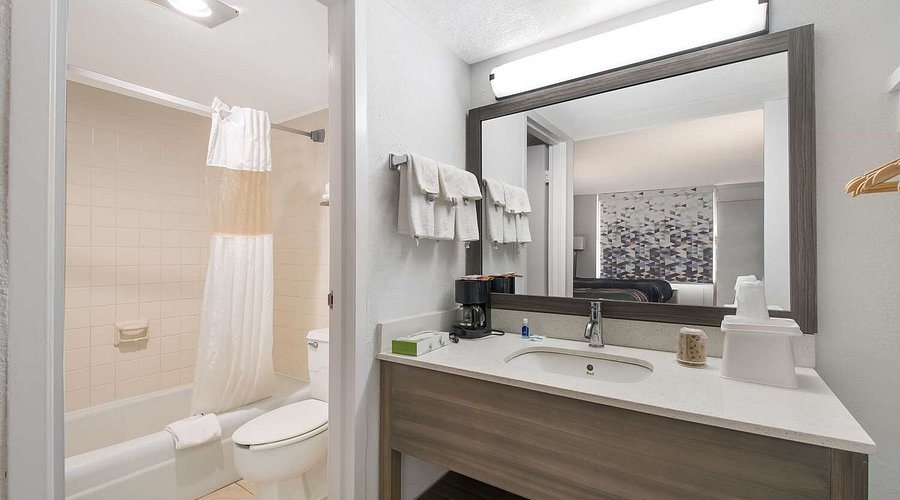 Rodeway Inn Davenport Champions Gate — Bathroom