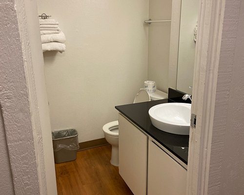 Rodeway Inn Denver Downtown — Bathroom
