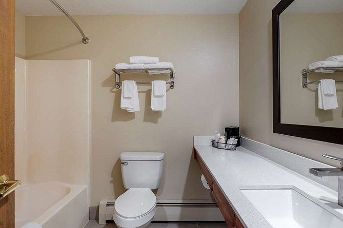 Rodeway Inn — Bathroom