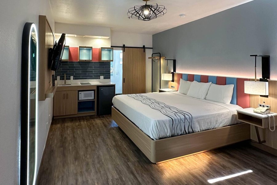 Rodeway Inn — Guest room