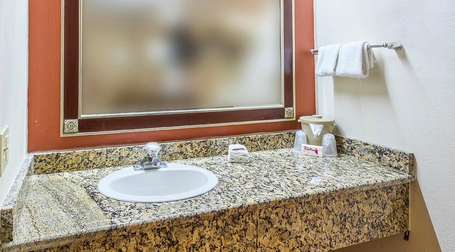 Rodeway Inn Fairgrounds Casino — Bathroom