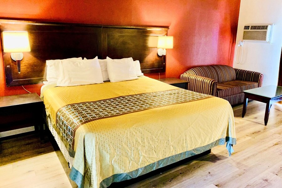 Rodeway Inn Fallbrook — Guest room