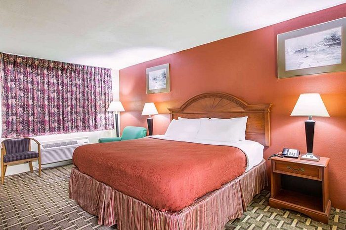 Rodeway Inn — Guest room