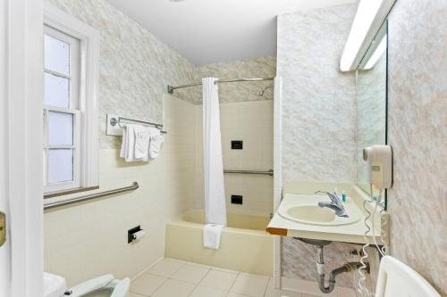 Rodeway Inn Historic — Bathroom