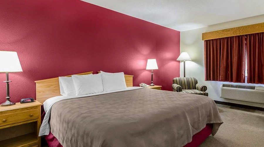 Rodeway Inn — Guest room