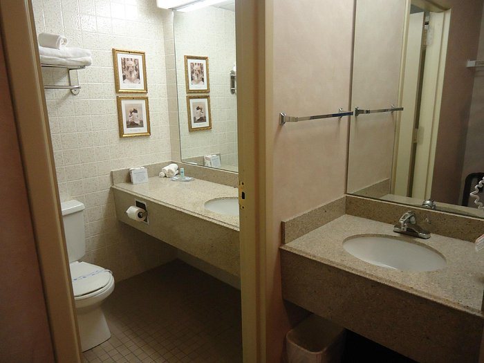 Rodeway Inn Lake George Outlets — Bathroom