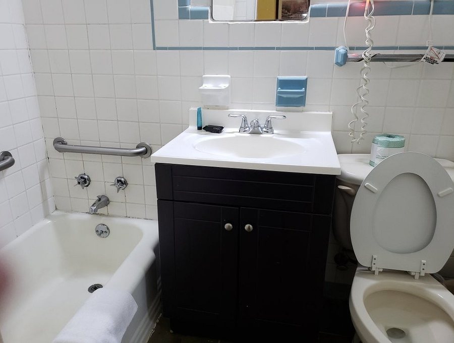 Rodeway Inn — Bathroom