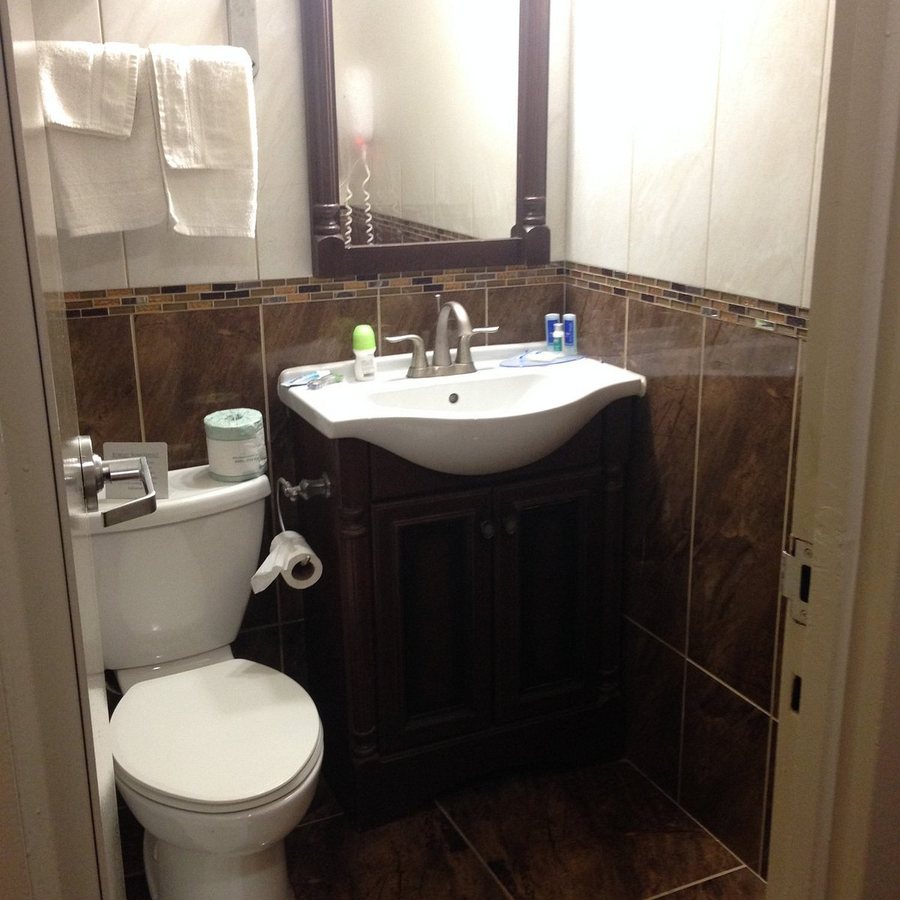 Rodeway Inn Meadowlands — Bathroom