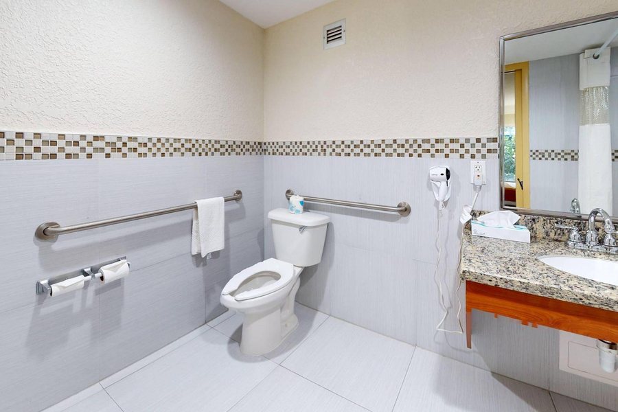 Rodeway Inn Miami Airport Miami Florida — Bathroom