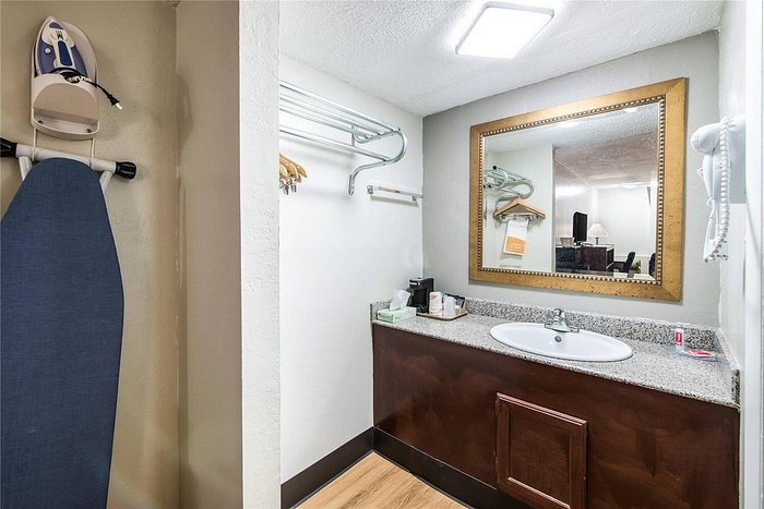 Rodeway Inn — Bathroom