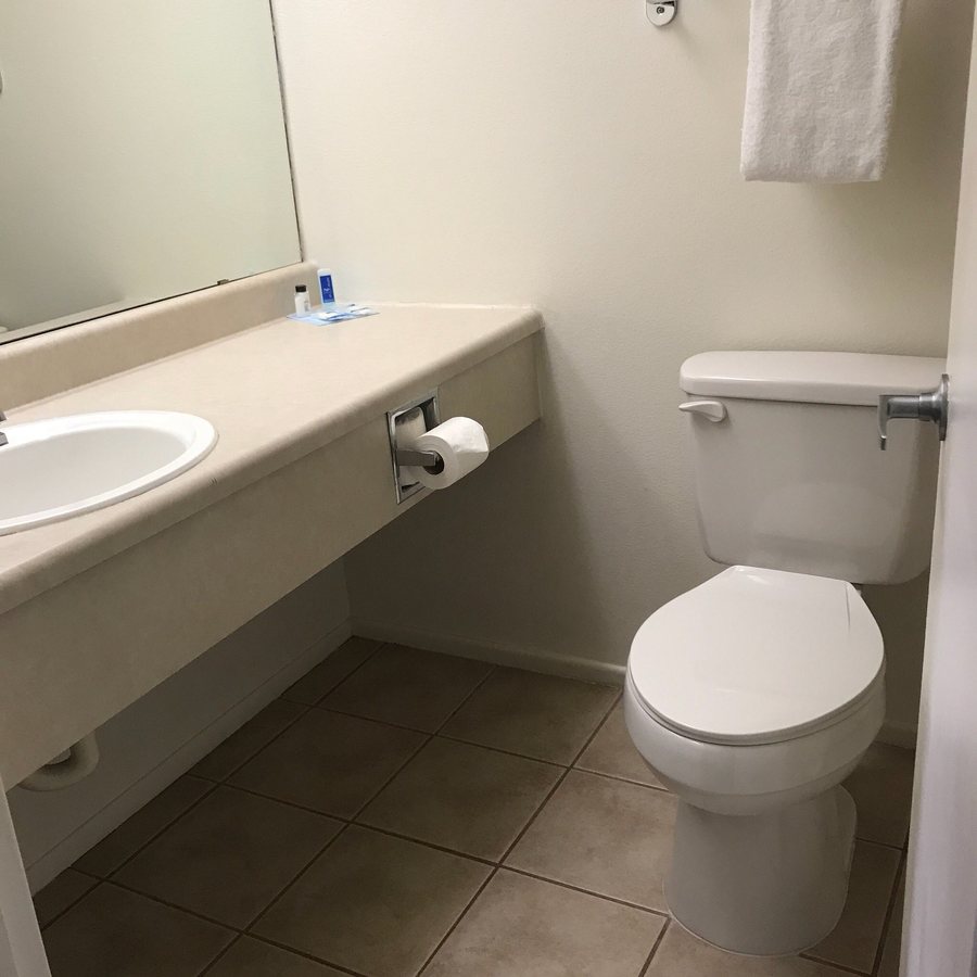 Rodeway Inn Near AZ State University — Bathroom