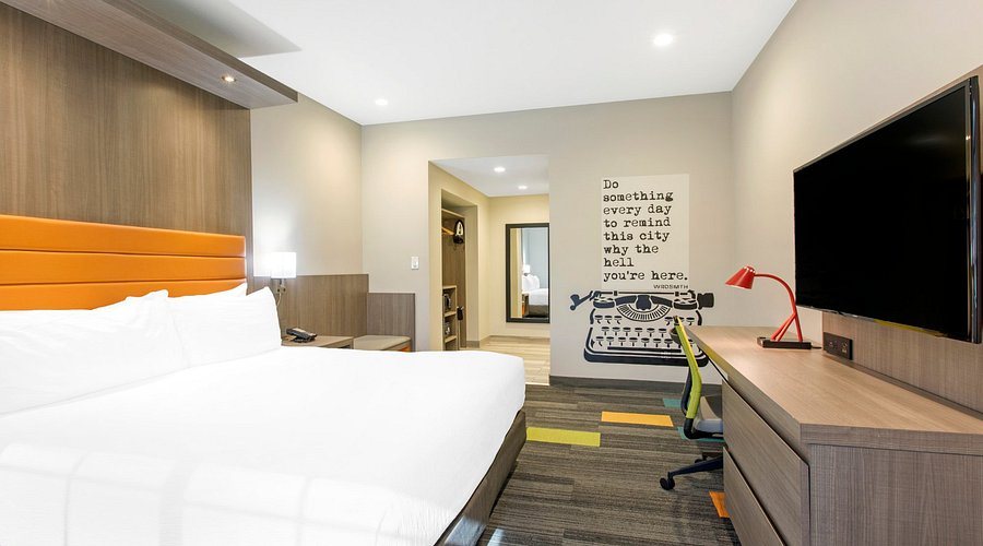 Rodeway Inn Near Melrose Ave Los Angeles California — Guest room