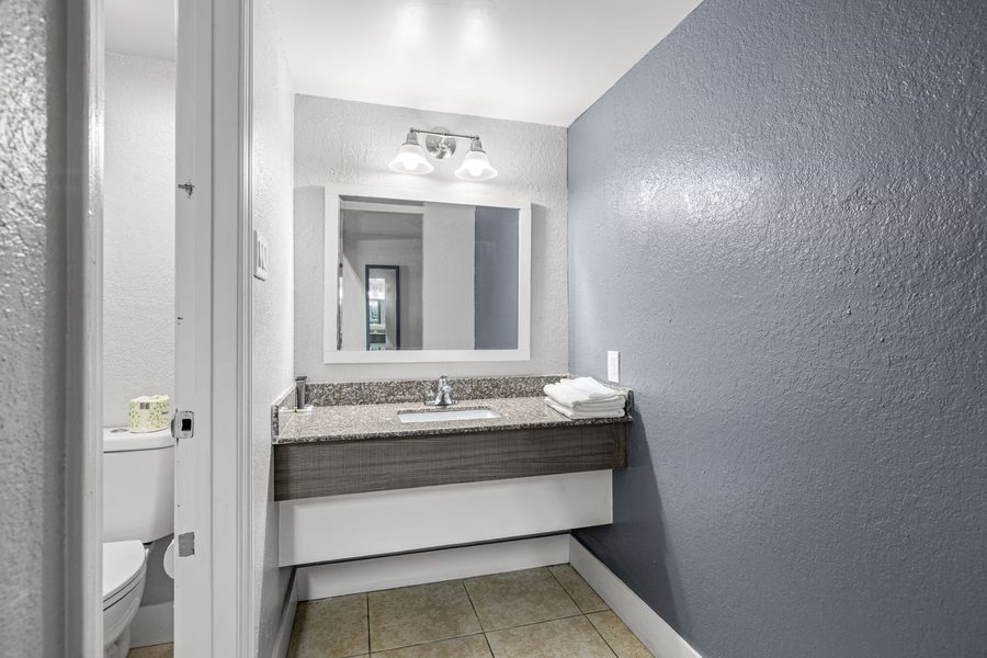 Rodeway Inn Near Ybor City Casino — Bathroom
