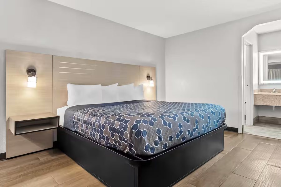 Rodeway Inn — Guest room