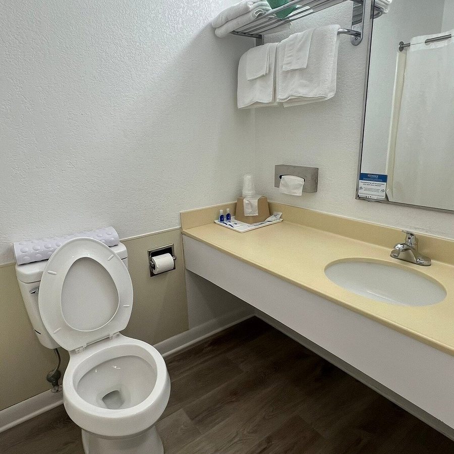 Rodeway Inn Oceanside Marina — Bathroom