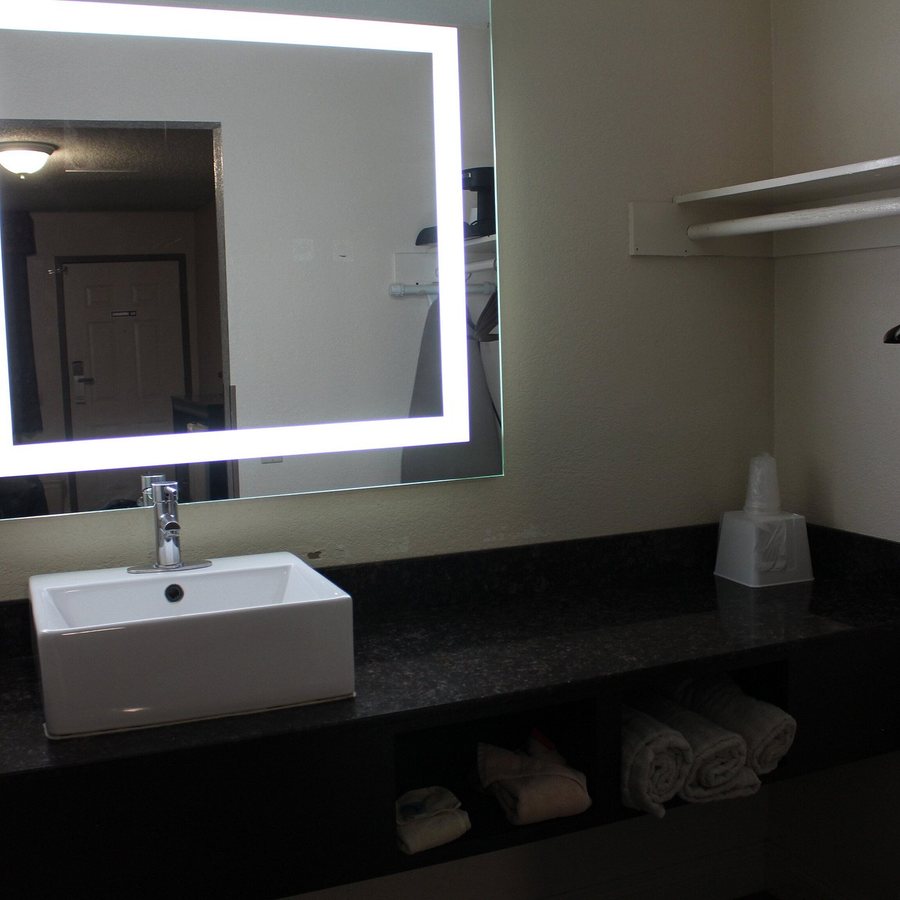 Rodeway Inn On Historic Route 66 Barstow California — Bathroom