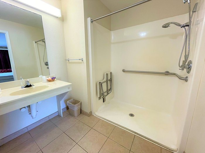 Rodeway Inn — Bathroom