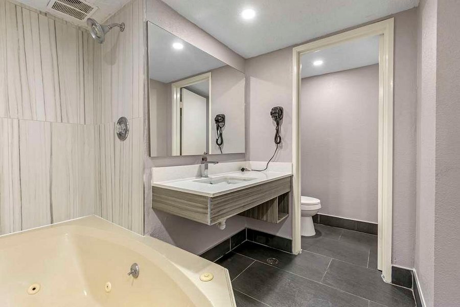 Rodeway Inn — Bathroom
