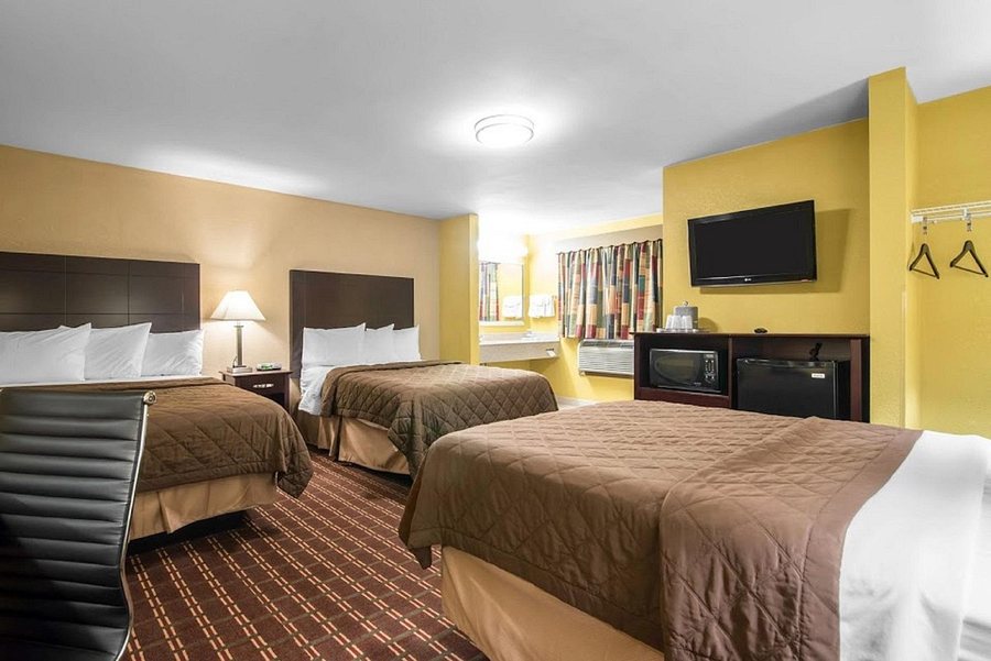 Rodeway Inn — Guest room