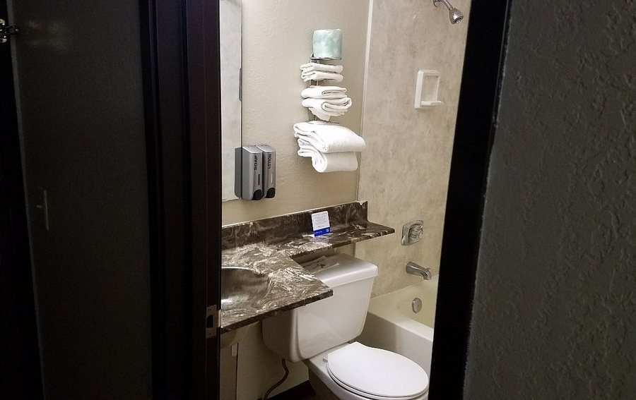 Rodeway Inn — Bathroom
