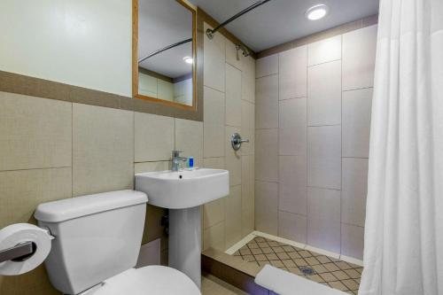 Rodeway Inn SeaTac — Bathroom