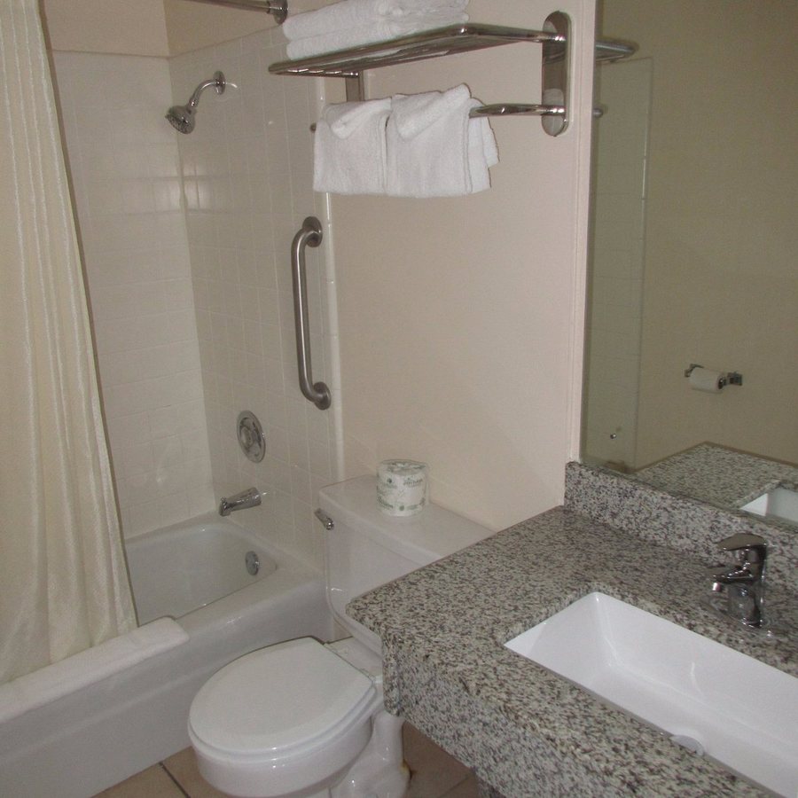 Rodeway Inn Suites — Bathroom