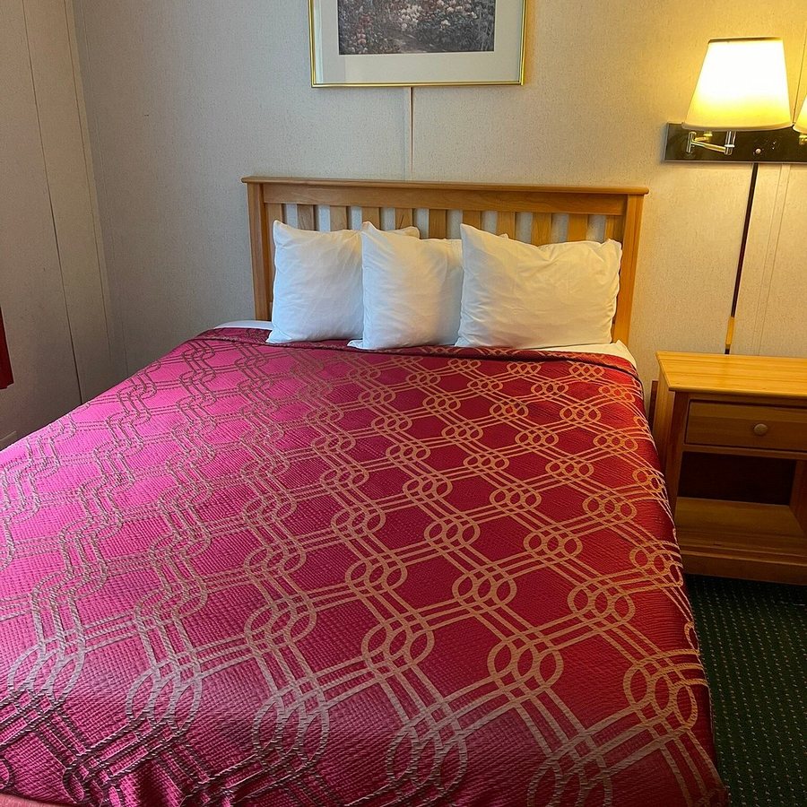 Rodeway Inn Suites Brunswick Near Hwy 1 Brunswick Maine — Guest room