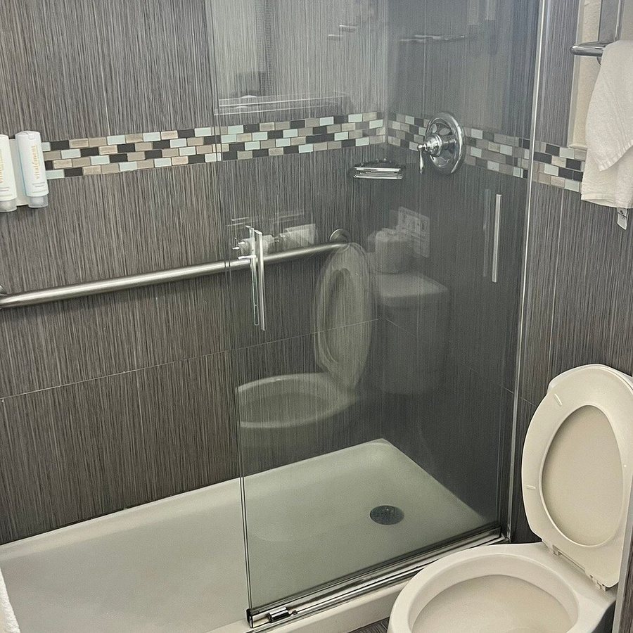 Rodeway Inn Suites Fort Lauderdale Airport Port Everglades Cruise Port Hotel — Bathroom