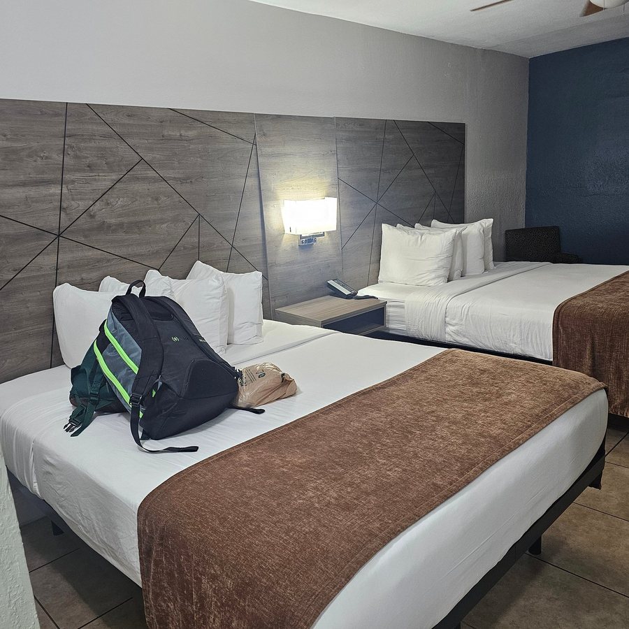 Rodeway Inn Suites Fort Lauderdale Airport Port Everglades Cruise Port Hotel — Guest room
