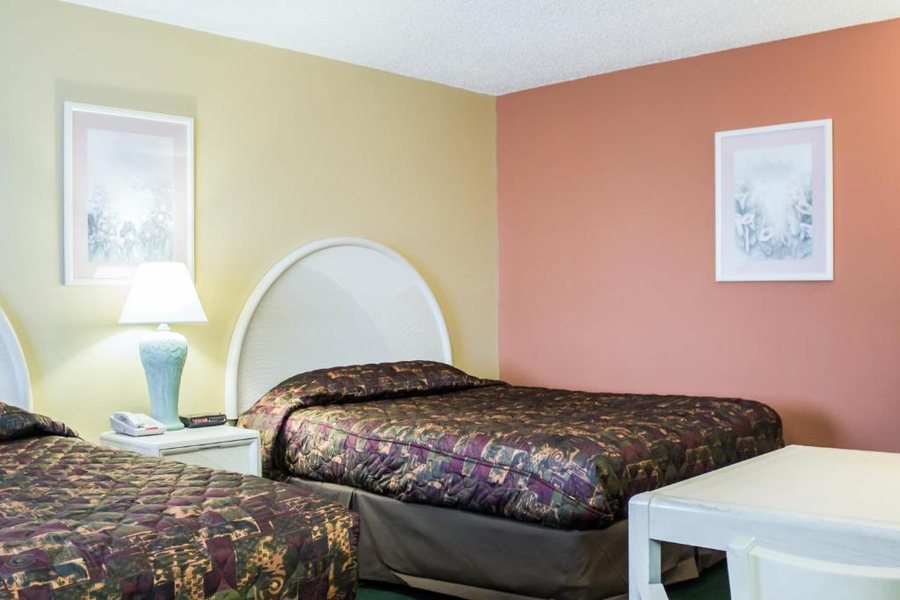 Rodeway Inn Suites — Guest room