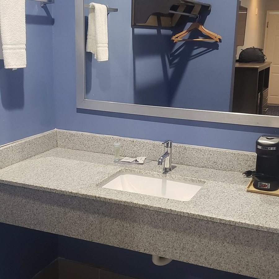 Rodeway Inn Suites Houston I 45 North Near Spring — Bathroom