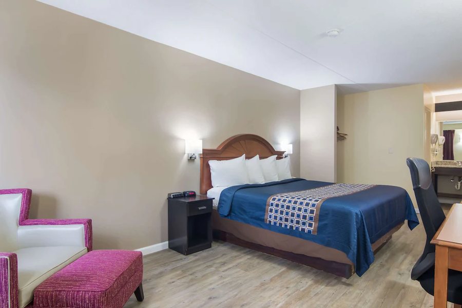 Rodeway Inn Suites Monroeville Pittsburgh — Guest room