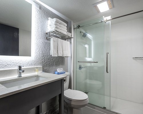 Rodeway Inn Suites Outlet Mall Asheville — Bathroom