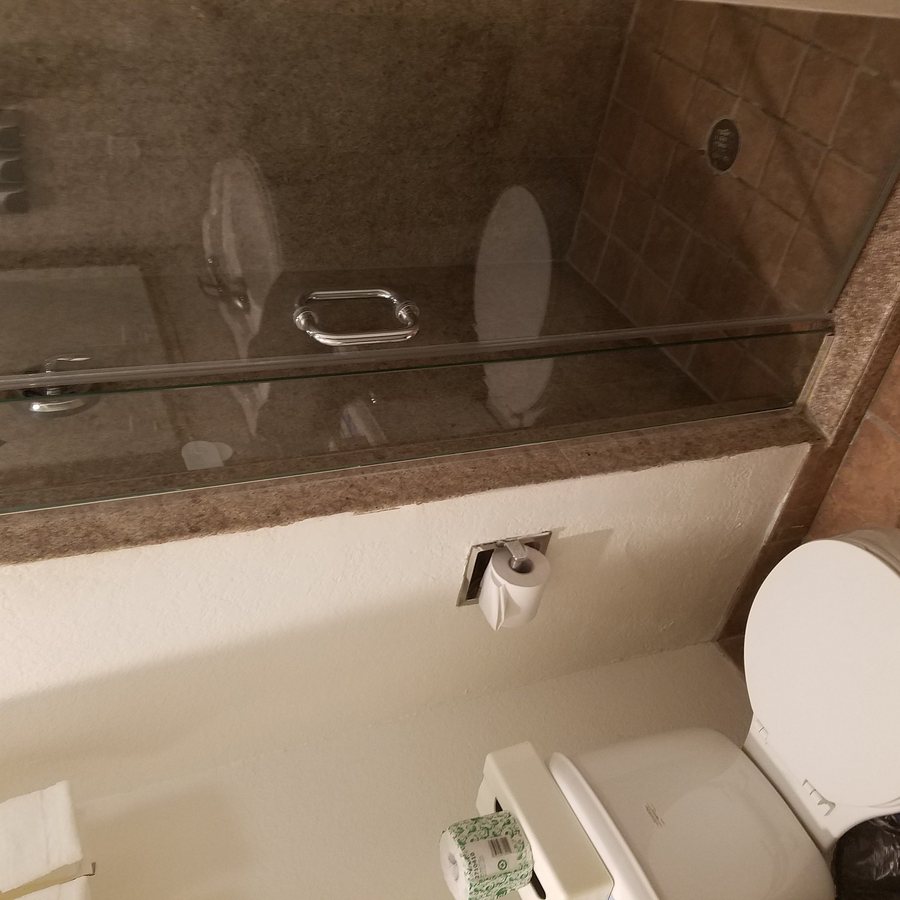 Rodeway Inn Suites Pacific Coast Highway Los Angeles California — Bathroom