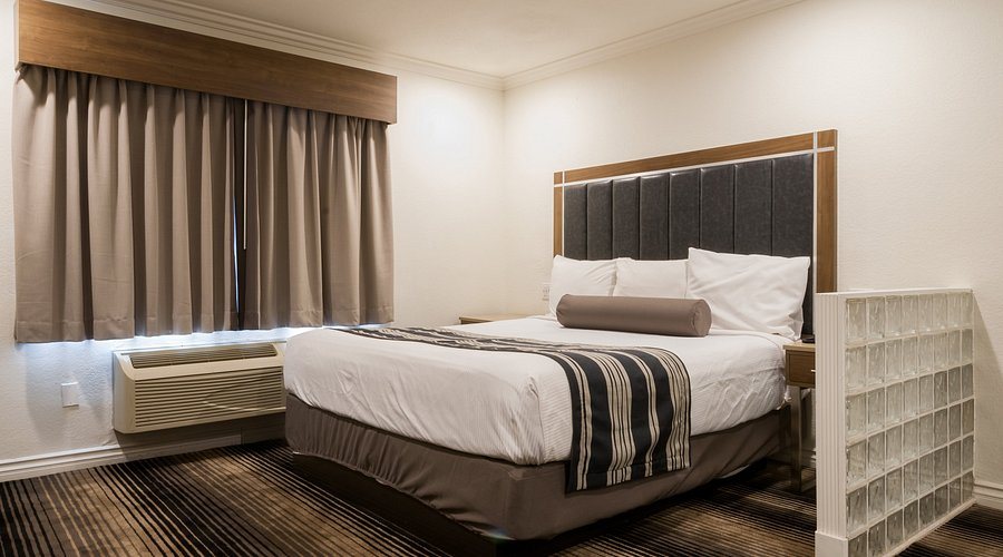 Rodeway Inn Suites Pacific Coast Highway Los Angeles California — Guest room